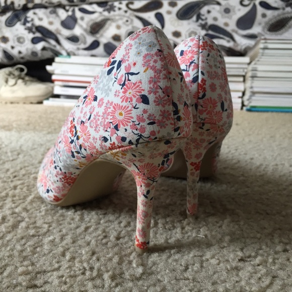 Old Navy Floral Pump - Picture 5 of 5